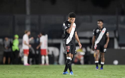 Vasco perde em casa por 0 x 3 para o Bragantino