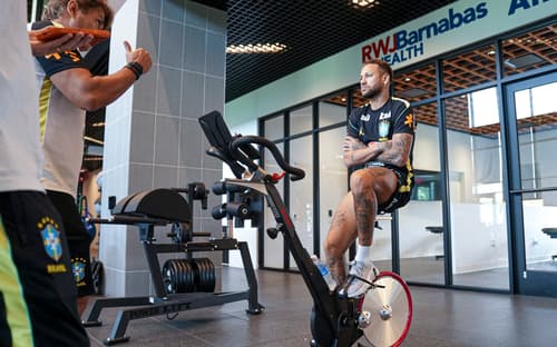 Neymar tem treinado na academia desde que se apresentou à Seleção