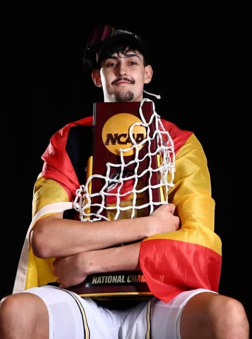 Aday Mara, pivô do Michigan Wolverines, exibe o troféu de campeão da NCAA 2026 pelo programa universitário (Foto: Reprodução/Instagram)