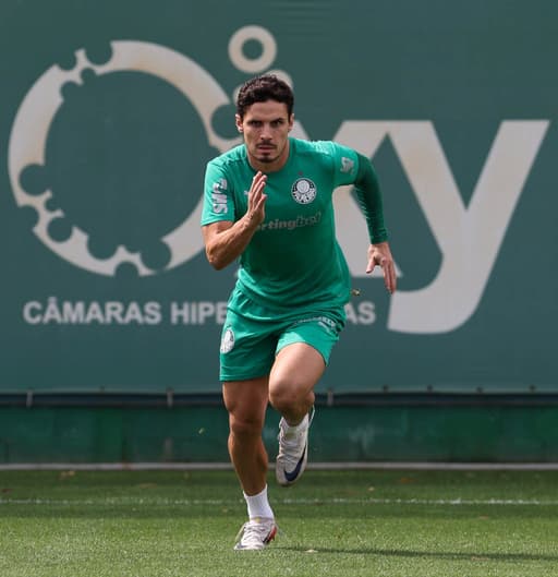 Raphael Veiga durante treino do Palmeiras na Academia de Futebol