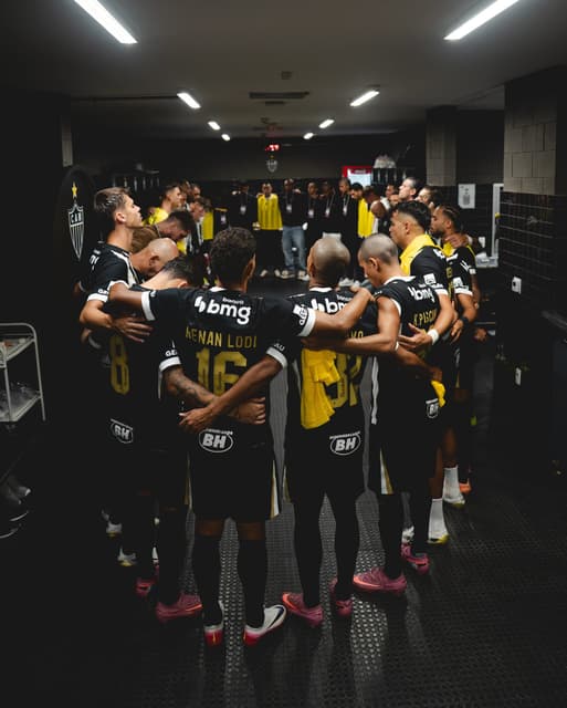 Corrente dos jogadores no vestiário do Atlético (Foto: Pedro Souza / Atlético