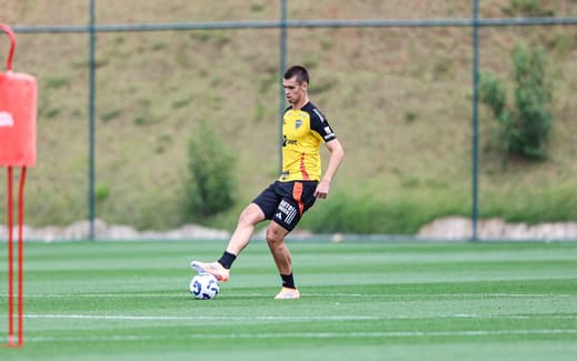 Vitão, zagueiro da base, terá sua primeira oportunidade no time titular principal (Foto: Pedro Souza / Atlético