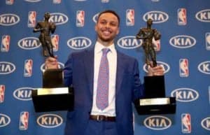 Stephen Curry foi eleito MVP de 2016 de forma unânime (Foto: AFP)