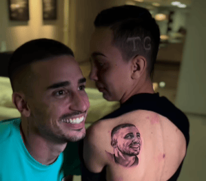 Fã tatuou o rosto de Thiago Galhardo (Foto: Reprodução redes sociais)