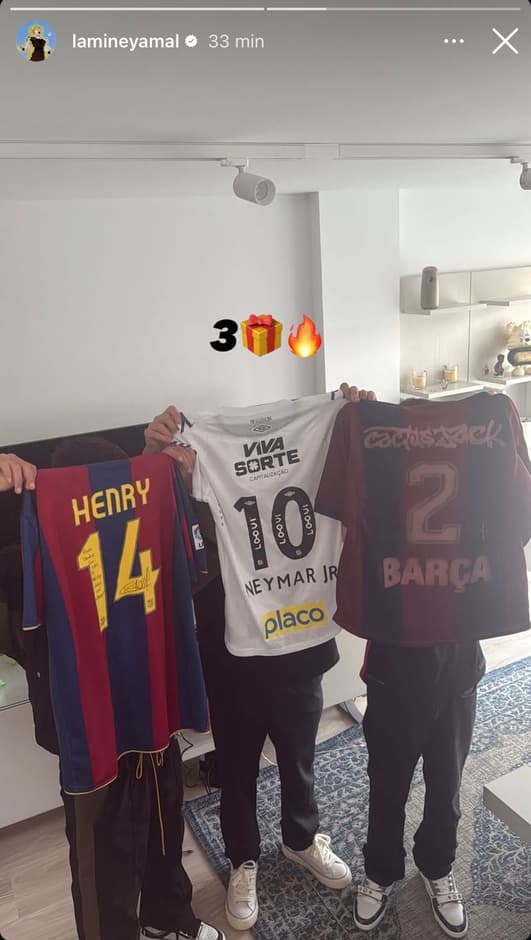 Yamal posta story com camisa do Santos