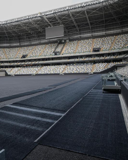 Instalação do gramado sintético na Arena MRV (Foto: Atlético)