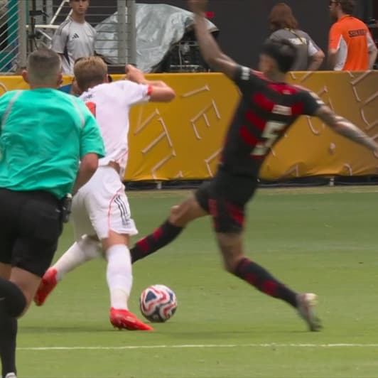 Momento da lesão de Pulgar durante Flamengo x Bayern de Munique (Foto: Reprodução)