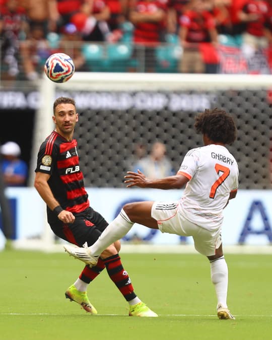 Léo Ortiz é marcado por Gnabry na saída de bola (Foto: Gilvan de Souza/Flamengo)