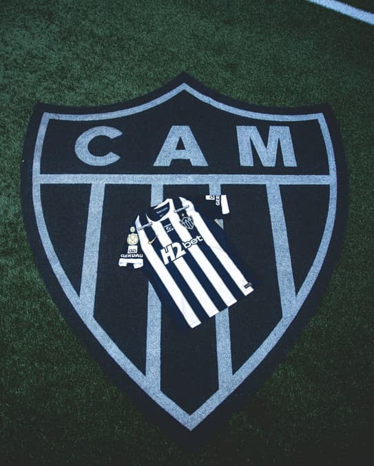 camisa do Atlético no escudo (Foto: Pedro Souza / Atlético)