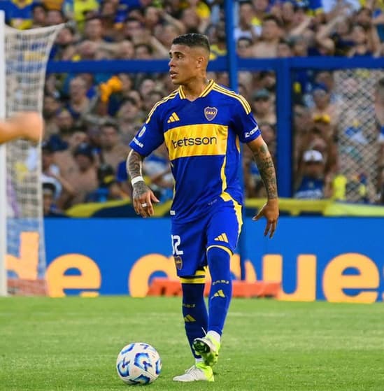 Aos 25 anos, Ayrton chegou ao Boca Juniors no começo de 2025 (Foto: Reprodução/Instagram/@ayrtoncosta32)