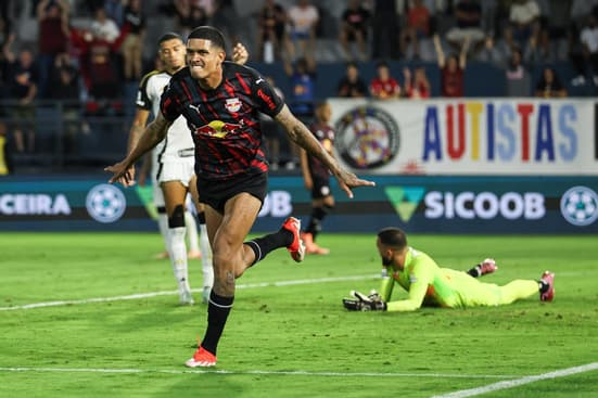 Atlético no primeiro gol sofrido contra o Bragantino (Foto: Vitor Vidal /Gazeta Press)