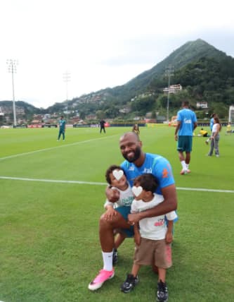 Igor Thiago ao lado dos filhos durante treino aberto da Seleção (Foto: Instagram/Reprodução)