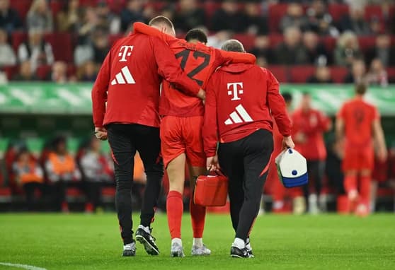 Musiala saindo de campo após lesão na perna em Bayern de Munique x Augsburg - Foto: Getty Images