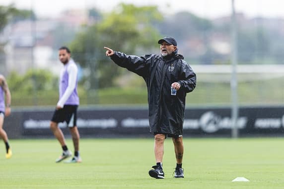 Jorge Sampaoli em treinamento na cidade do Galo (Foto: Pedro Souza / Atlético