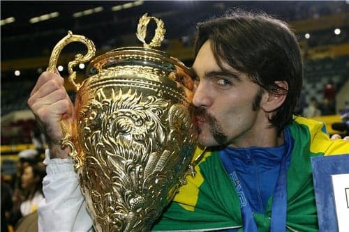 MVP do Mundial de 2006, Giba beija o troféu do campeonato (Foto: Divulgação/FIVB)