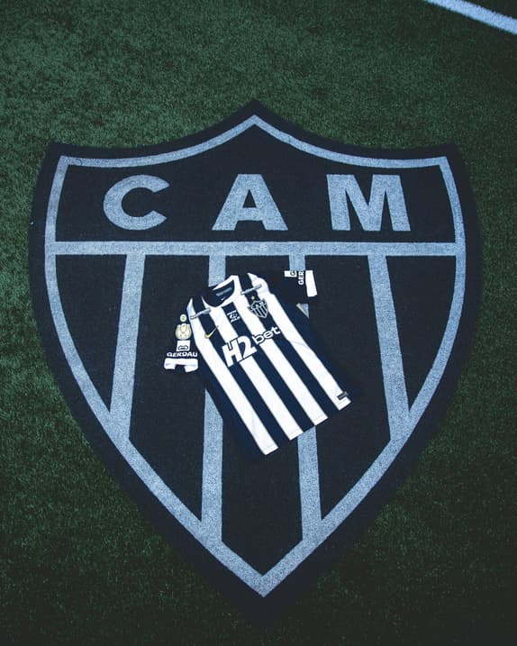 camisa do Atlético no escudo (Foto: Pedro Souza / Atlético)