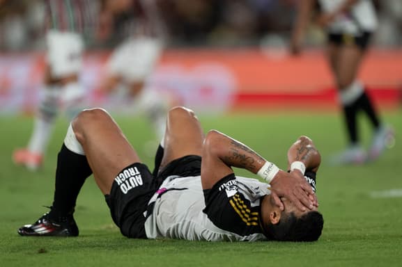 Hulk deitado no gramado após dura derrota por 3 a 0 para o Fluminense na 27° rodada (Foto: Jorge Rodrigues/AGIF)