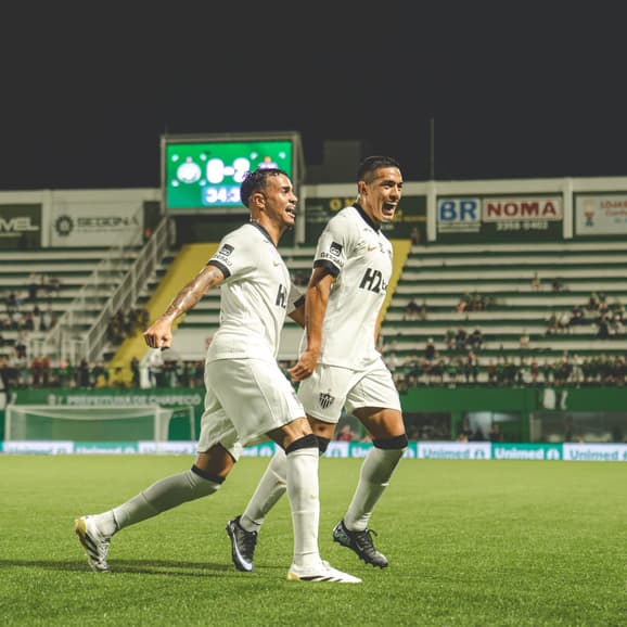 Reinier e Cuello comemoram gol (Foto: Pedro Souza / Atlético)