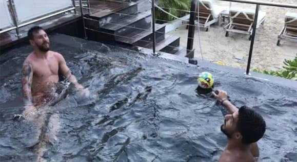 Messi e Suárez na piscina