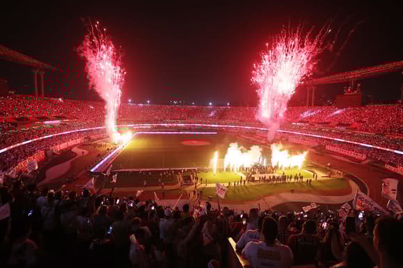 Torcida do São Paulo faz festa no estádio MorumBis.