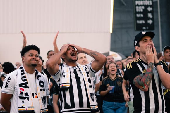 Torcida do Atlético-MG lamenta derrota do time nos pênaltis na final da Sul-Americana