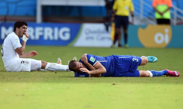 Suárez mordida Chiellini