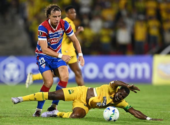 David Luiz e Edwin Castro em Atlético Bucaramanga x Fortaleza. (foto: RAUL ARBOLEDA / AFP)