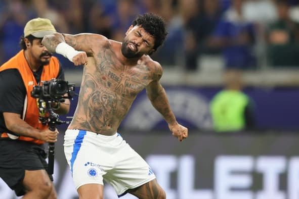 Gabigol comemorando a vitória do Cruzeiro sobre o Flamengo no Brasileirão (Foto: Gilson Lobo/AGIF)