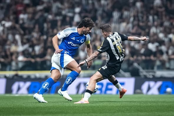 Lucas Silva, do Cruzeiro, e Bernard, do Atlético-MG (Foto: Gustavo Aleixo/Cruzeiro)