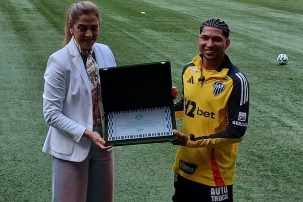 Rony foi homenageado pela Leila Pereira, presidente do Palmeiras, no Allianz Parque <br>(Foto: reprodução/redes sociais)