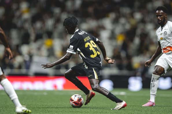 Cissé contra o Athletic (Foto: Pedro Souza/Atlético)