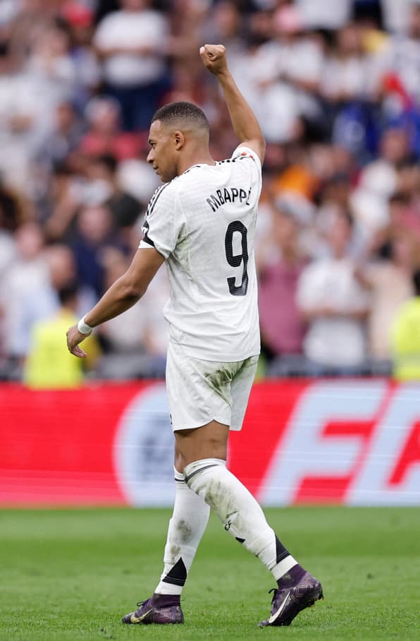 Mbappé comemora gol responsável por o colocar na liderança da Chuteira de Ouro (Foto: Oscar Del Pozo/ AFP)