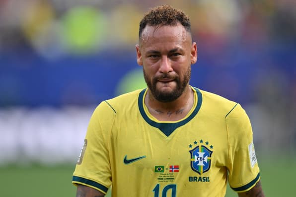 Neymar chorando após eliminação do Brasil para a Noruega na Copa do Mundo