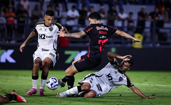 Bragantino e Atlético em 2025 em partida pelo segundo turno do Campeonato Brasileiro (Foto: Fabio Giannelli/AGIF)