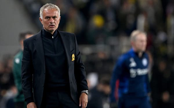 Mourinho debocha de jornalistas e pede ajuda para escalar Fenerbahçe