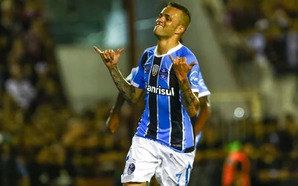 Campeão com o Grêmio, Luan pensa em se aposentar do futebol