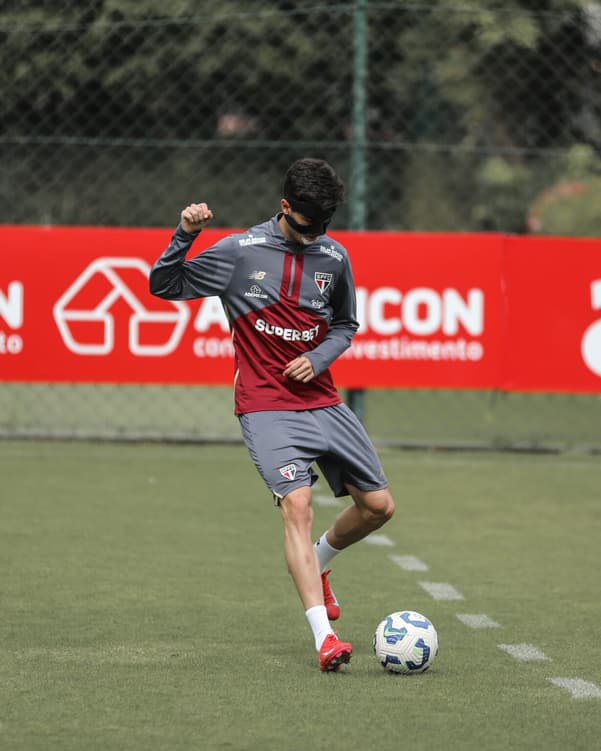 Rodriguinho treinou usando máscara (Foto: Divulgação/ São Paulo)
