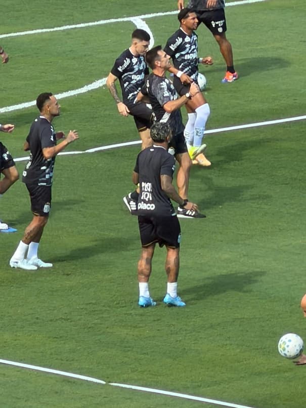 Neymar no gramado da Vila Belmiro (Foto: Juliana Yamaoka/ Santos FC)