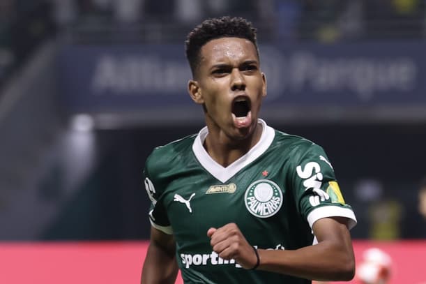 Estêvão comemora gol no jogo do Palmeiras contra o Botafogo-SP pelo Paulistão 2025