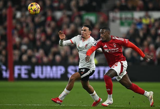 Callum Hudson-Odoi, do Nottingham Forest, disputa a jogada com Alexander-Arnold, do Liverpool: empate eletrizante pelo Campeonato Inglês (Foto: Paul Ellis/AFP)