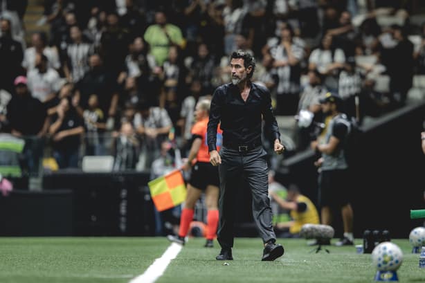Dominguez contra o Athletico (Foto: Pedro Souza / Atlético)