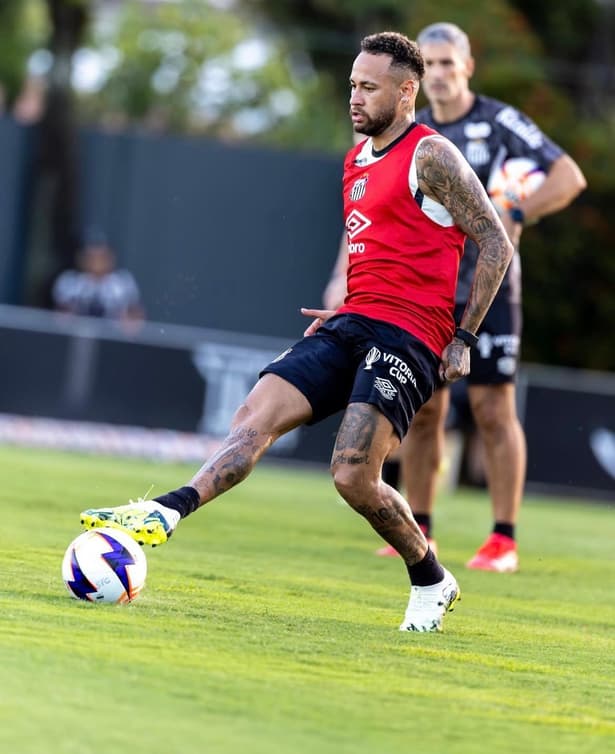 Neymar durante treinamento do Santos