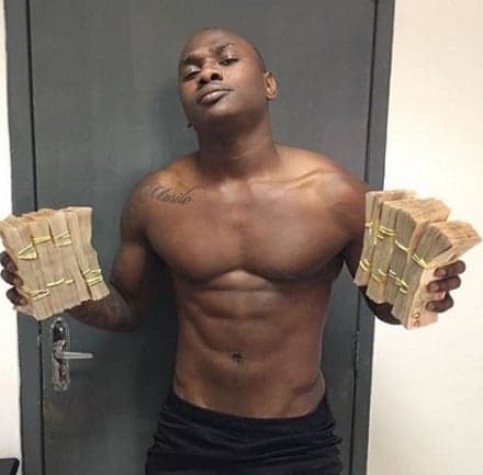 Sassá ostenta com dinheiro da mala branca do Palmeiras depois de Flamengo x Botafogo (Foto: Reprodução)