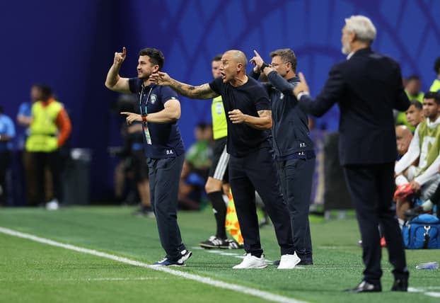 Cannavaro, técnico Uzbequistão (Photo by Molly Darlington / GETTY IMAGES NORTH AMERICA / Getty Images via AFP)