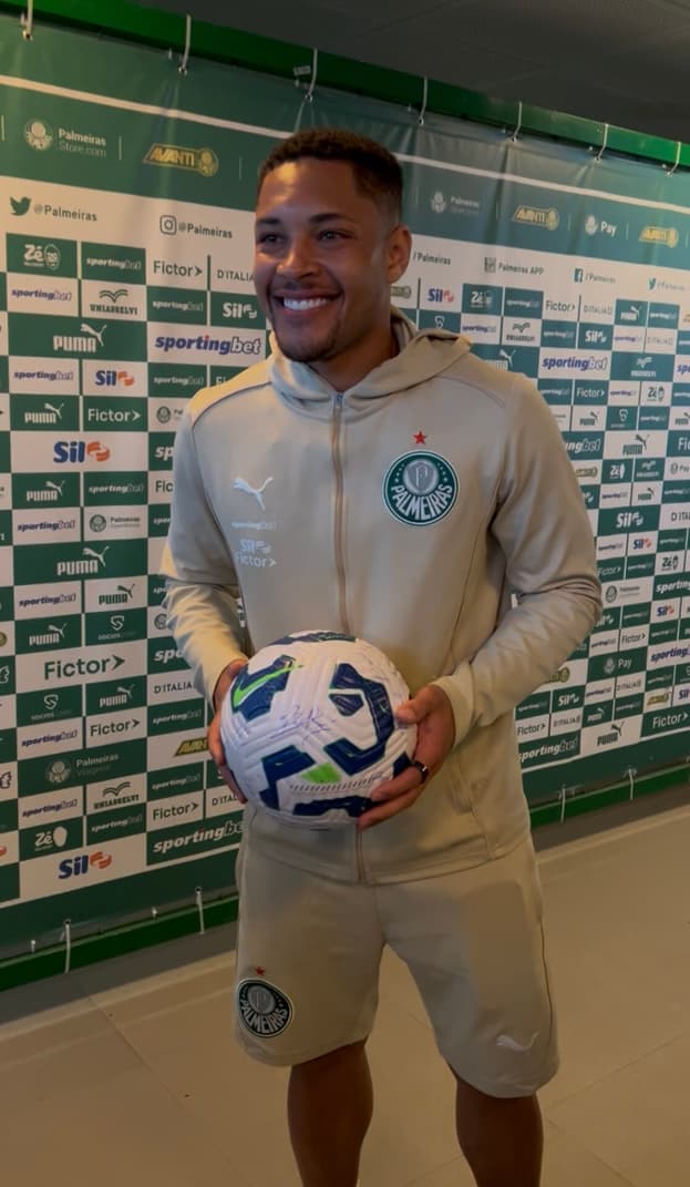 Vitor Roque, centroavante do Palmeiras, com a bola do jogo