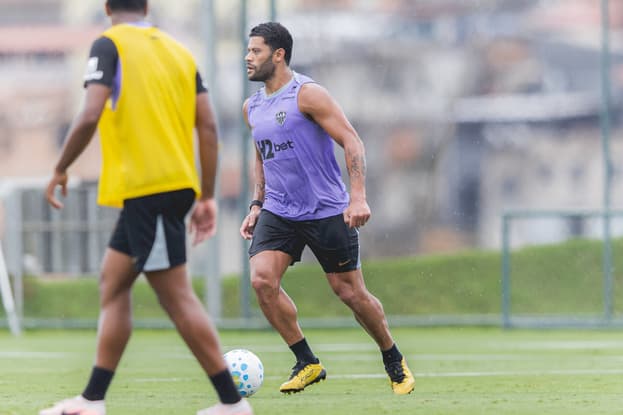 Hulk em treinamento na Cidade do Galo nesta segunda (Foto: Pedro Souza / Atlético)