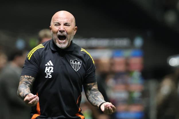 Sampaoli enfurecido com a arbitragem durante clássico (Foto: Gilson Lobo/AGIF)