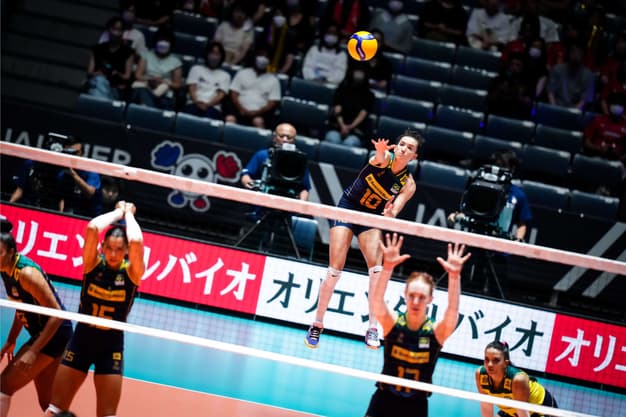 428522_1078173_gabi_no_saque_contra_o_peru