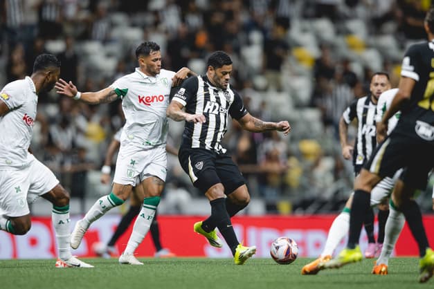 Jogadores disputando a bola em Atlético x América (Foto: Pedro Souza / Atlético)