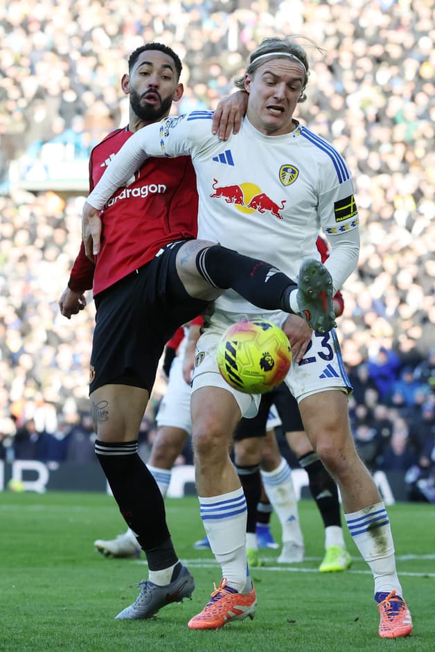 Matheus Cunha e Sebastiaan Bornauw disputam bola em Leeds x Manchester United pela Premier League (Foto: Darren Staples / AFP)